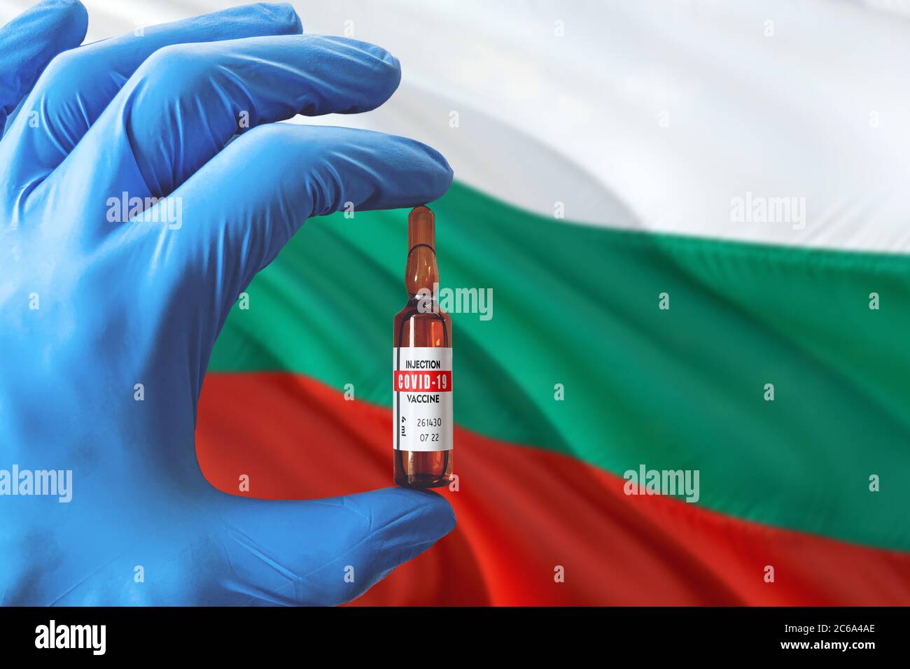 Bulgarien Flagge mit Coronavirus Covid-19 Konzept. Arzt mit blauen Schutzhandschuhen mit einer Impfstoffflasche. Epidemic Virus, Cov-19, Corona V Stockfoto
