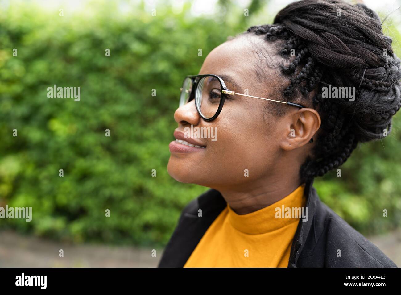 Afrikanische Frau Atmen Saubere Luft In Der Natur Umwelt Stockfoto