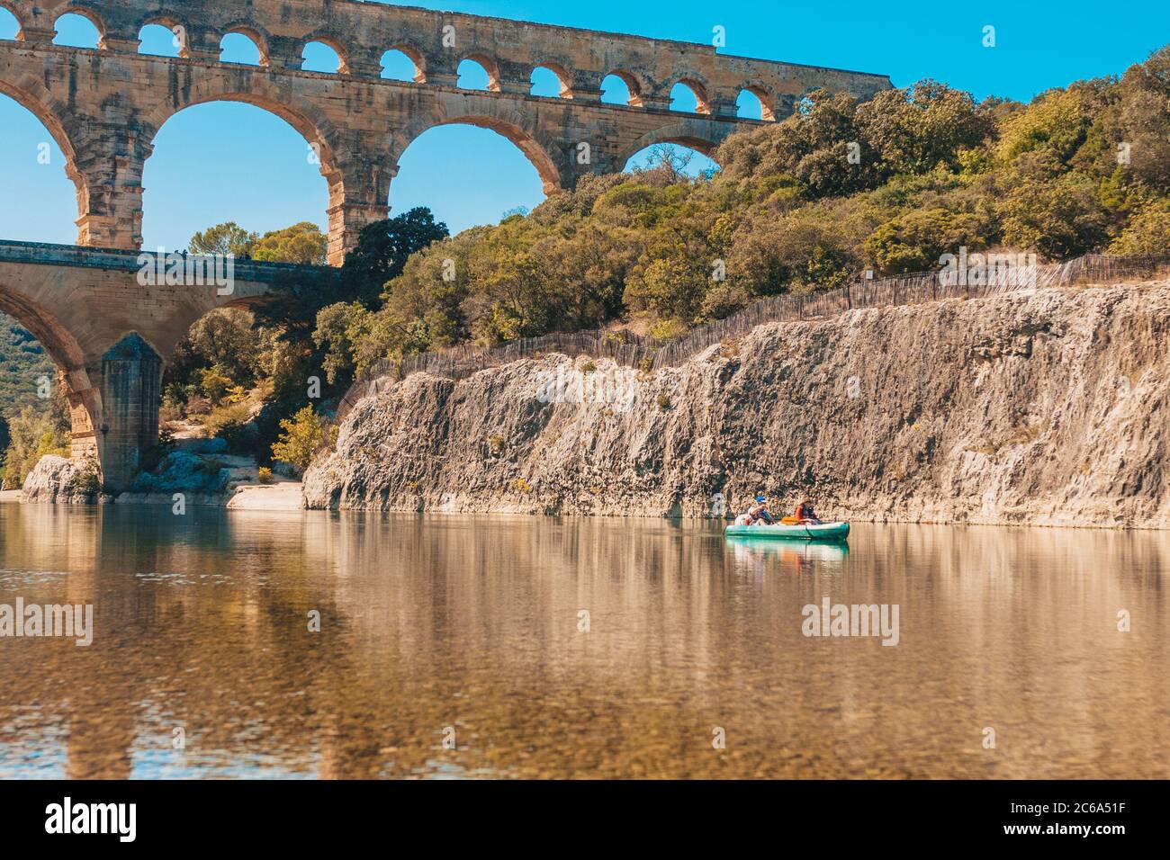 Vers-Pont-du-Gard, Gard / Occitanie / Frankreich - 26. September 2018: Outdoor-Aktivitäten auf dem Gardon River in der Nähe von Pont du Gard - Rafting auf dem Kajak und c Stockfoto