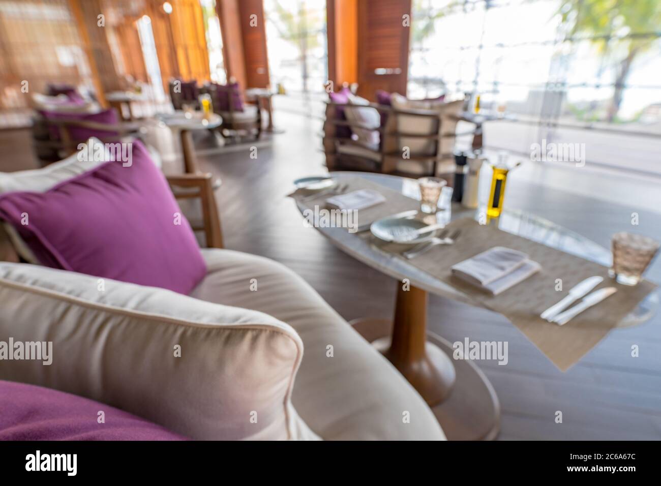 Modernes Restaurant am Strand. Tischeinstellung im tropischen Strandrestaurant. Stockfoto