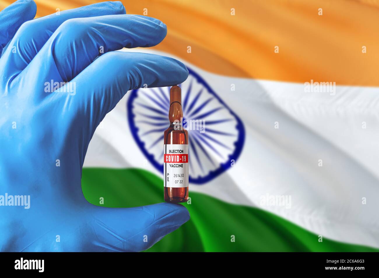 Indien Flagge mit Coronavirus Covid-19 Konzept. Arzt mit blauen Schutzhandschuhen mit einer Impfstoffflasche. Epidemic Virus, Cov-19, Corona viru Stockfoto