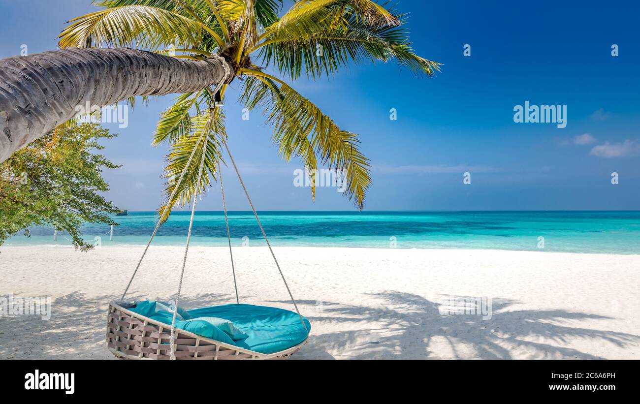 Luxuriöses Strandpanorama. Tropische Landschaft mit Palmen und Schaukel für Paare Sommerurlaub oder Urlaub, Meerblick über weißen Sand. Exotische Natur Stockfoto