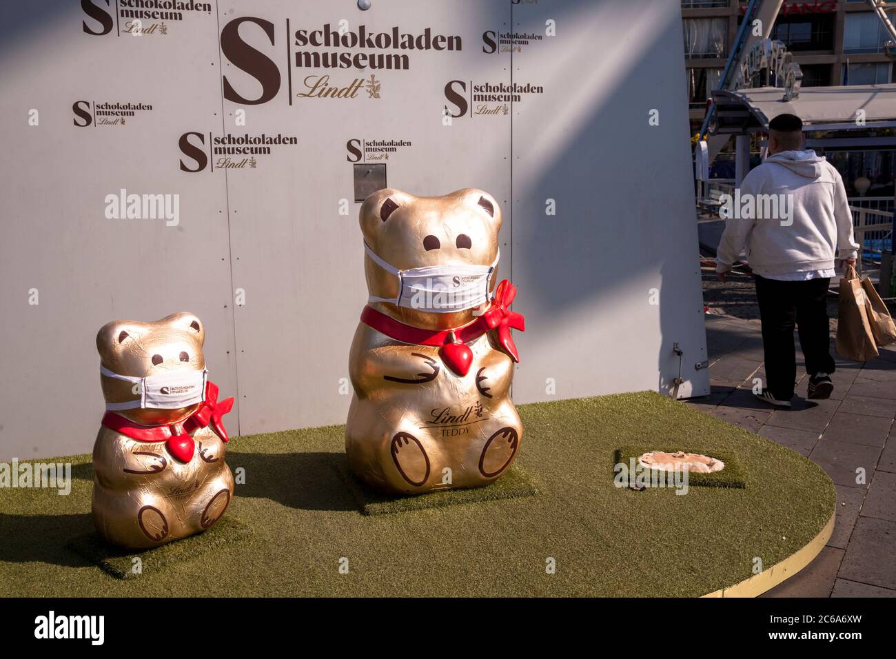 Lindt Schokoladenbären mit Corona Masken vor dem Schokoladenmuseum im Rheinauhafen, Köln. Lindt Schokoladenbaeren mit Corona M Stockfoto