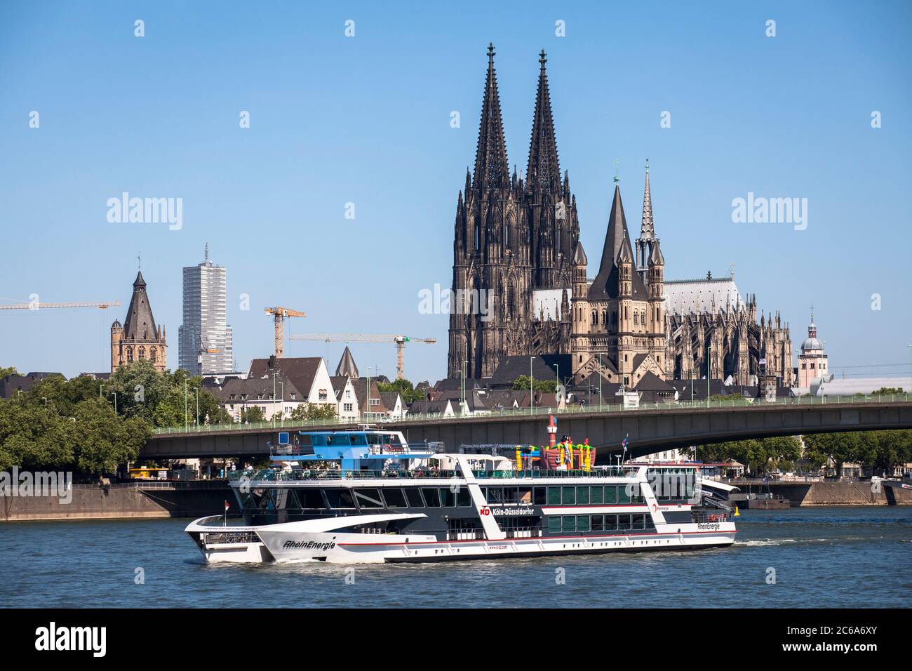 Der Rhein, die Altstadt mit dem Turm der historischen Rathaus, die romanische Kirche Groß St. Martin und die gotische Kathedrale, Stockfoto