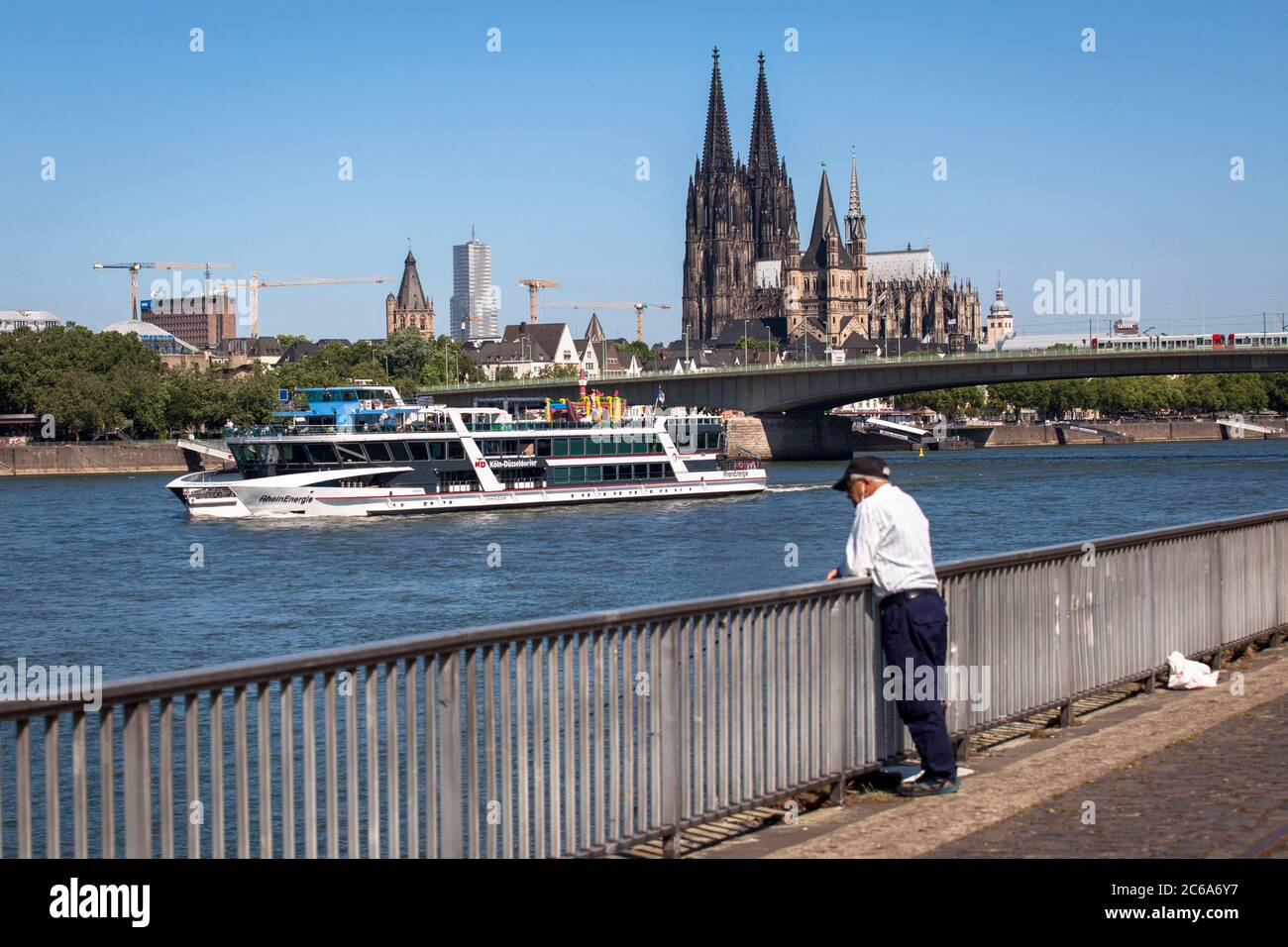 Der Rhein, die Altstadt mit dem Turm der historischen Rathaus, die romanische Kirche Groß St. Martin und die gotische Kathedrale, Stockfoto
