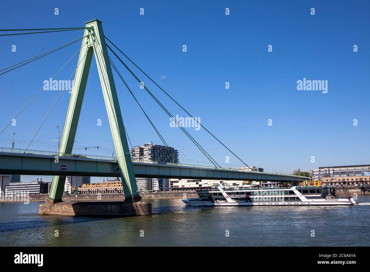 Das Ausflugsboot RheinEnergie auf dem Rhein unter der Severins Brücke, Köln, Deutschland. das Ausflugschiff RheinEnergie auf dem Rhein unter d Stockfoto