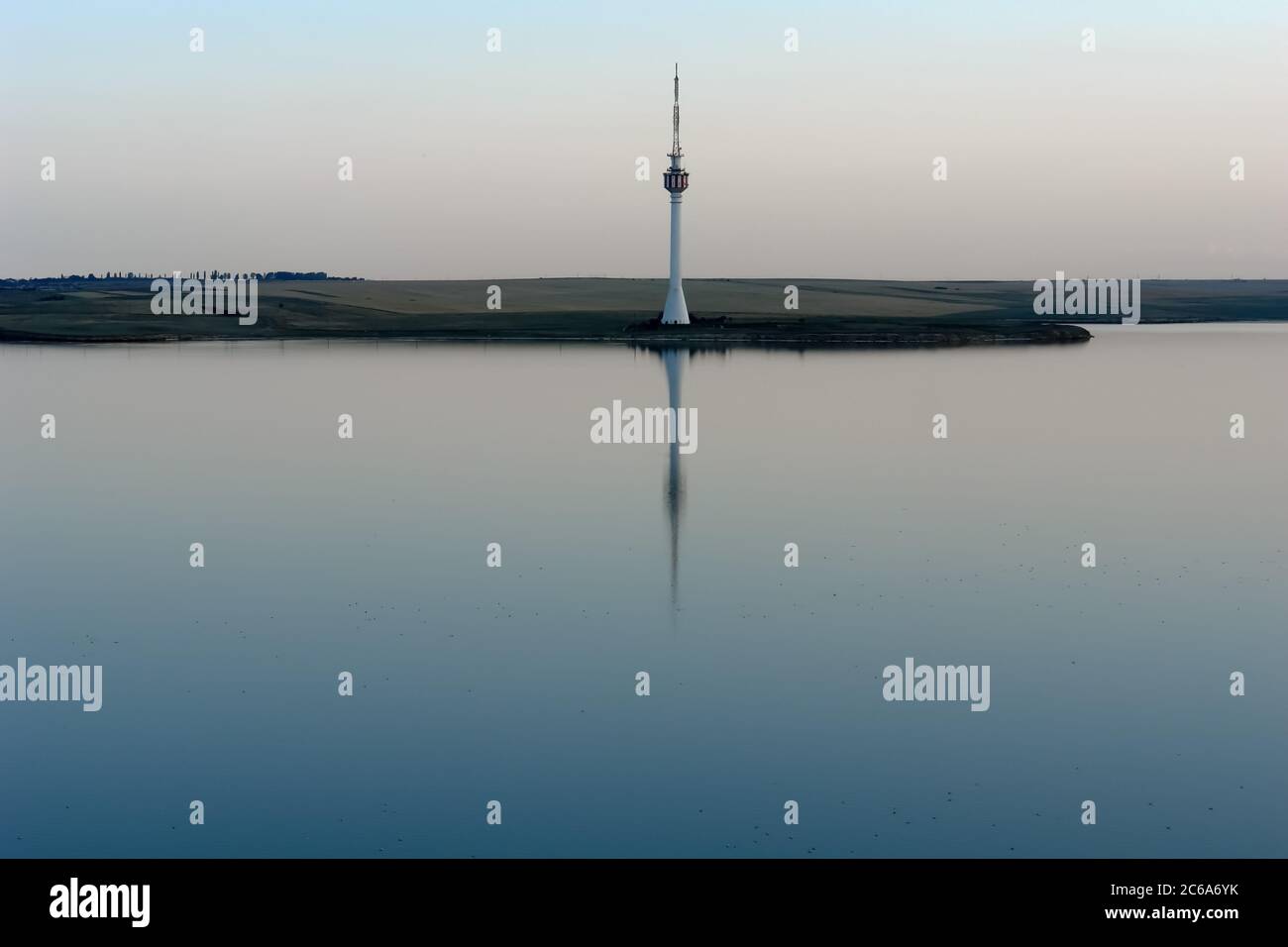 Abendansicht des Techirghiol-Sees, der sich in unmittelbarer Nähe zu den Stränden des Eforie-Resorts an der Schwarzmeerküste befindet. Der See ist Pop Stockfoto