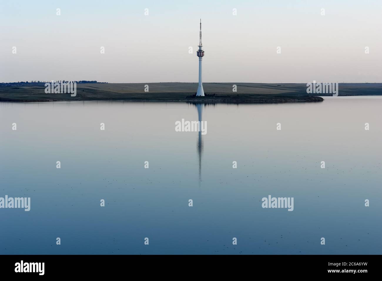 Abendansicht des Techirghiol Lake, der sich in unmittelbarer Nähe zu den Stränden des Resorts Eforie Nord an der Schwarzmeerküste befindet. Stockfoto