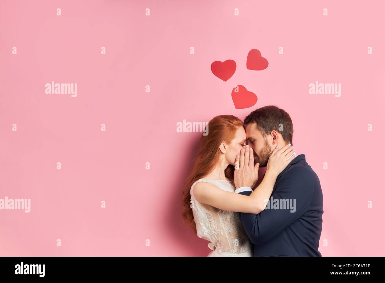 Porträt eines jungen Paares versteckt Kuss, Liebeskonzept Stockfoto