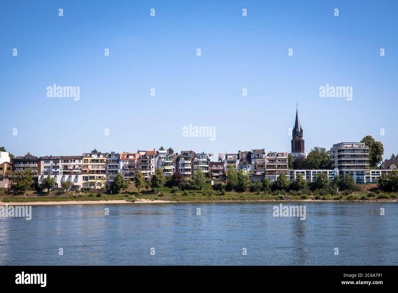 Blick vom Rheinufer im Landkreis Rodenkirchen-Weiss nach Porz-Ensen, Köln, Deutschland. Blick vom Weisser Rheinbogen in Rodenkirch Stockfoto
