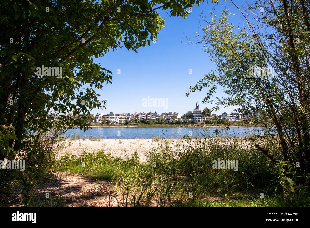 Blick vom Rheinufer im Landkreis Rodenkirchen-Weiss nach Porz-Ensen, Köln, Deutschland. Blick vom Weisser Rheinbogen in Rodenkirch Stockfoto