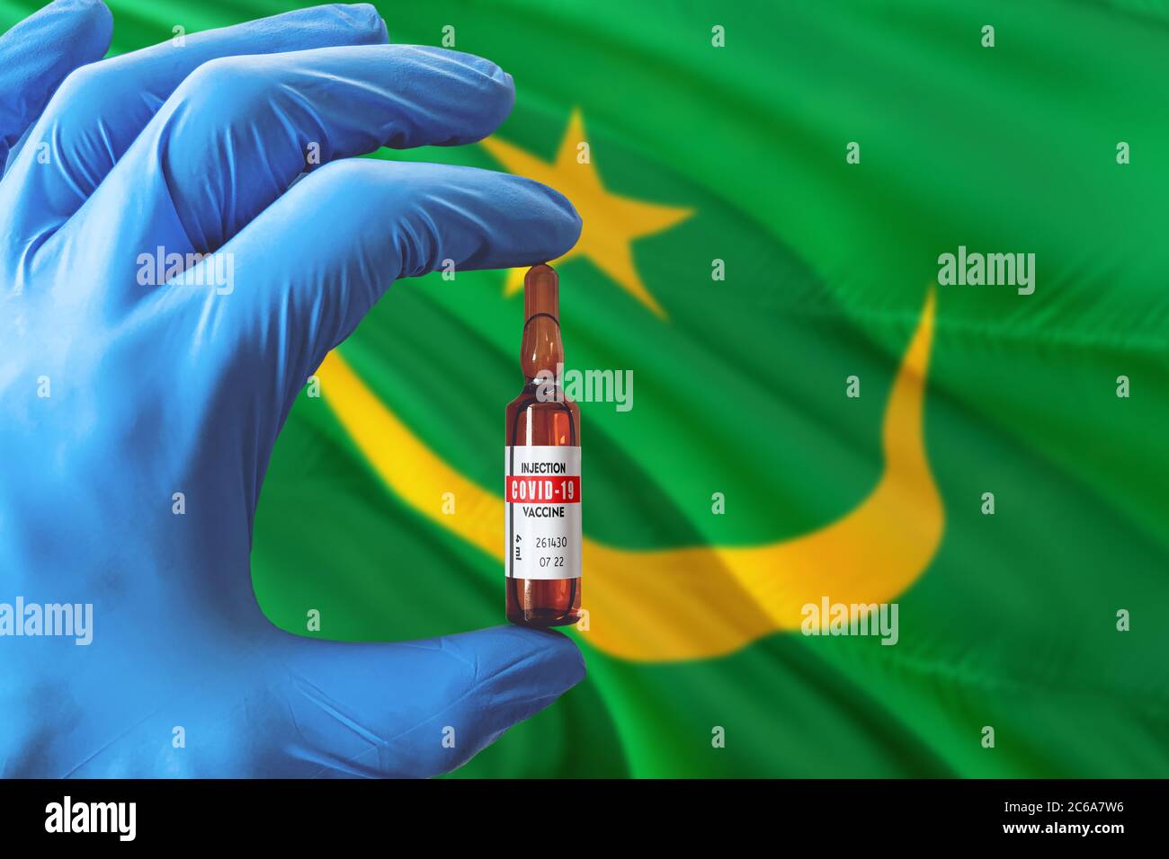 Mauretanien Flagge mit Coronavirus Covid-19 Konzept. Arzt mit blauen Schutzhandschuhen mit einer Impfstoffflasche. Epidemic Virus, Cov-19, Corona Stockfoto