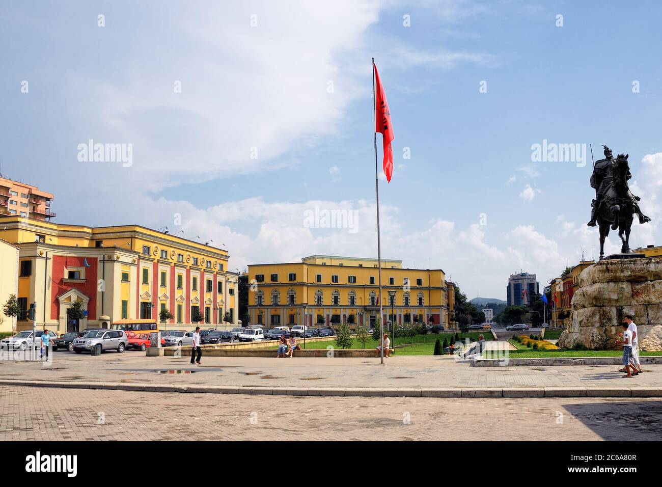 TIRANA - AUG 14, 2009 : zentraler Platz und Skanderberg Statue in Tirana, Albanien. Dieses 11 m lange Denkmal wurde im 1968 auf der 500. ann eingeweiht Stockfoto