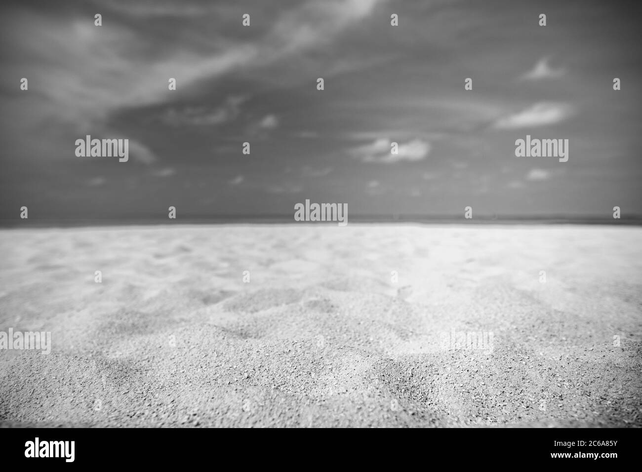 Schwarz-Weiß dramatische Landschaft, tropisches Strandmuster. Sand Himmel Meer, Nahaufnahme Sand. Minimale tropische Landschaft Stockfoto