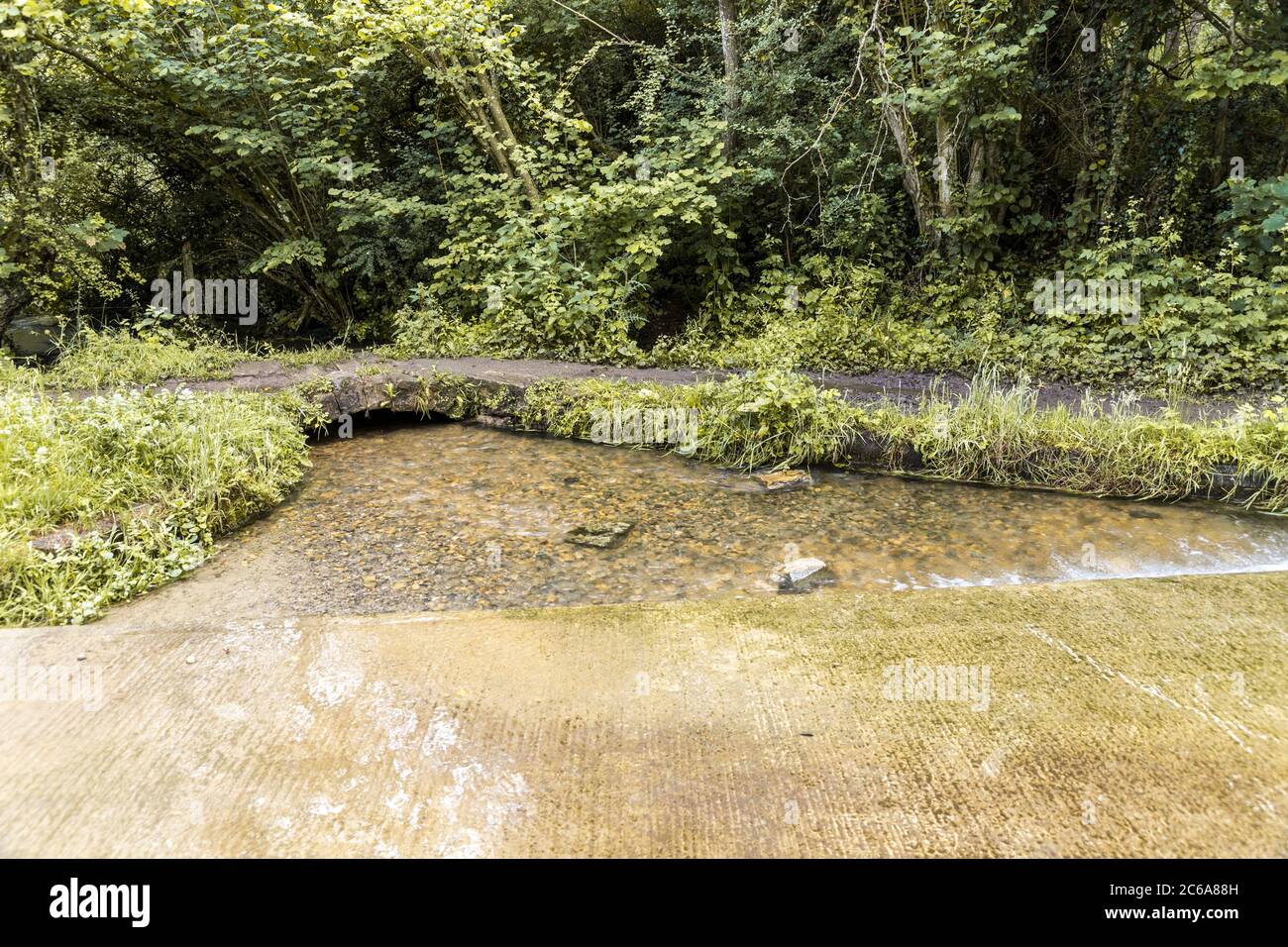 Der Säugling River Windrush fording Critchford Lane in der Nähe des Cotswold Dorf Guiting Power, Gloucestershire UK Stockfoto