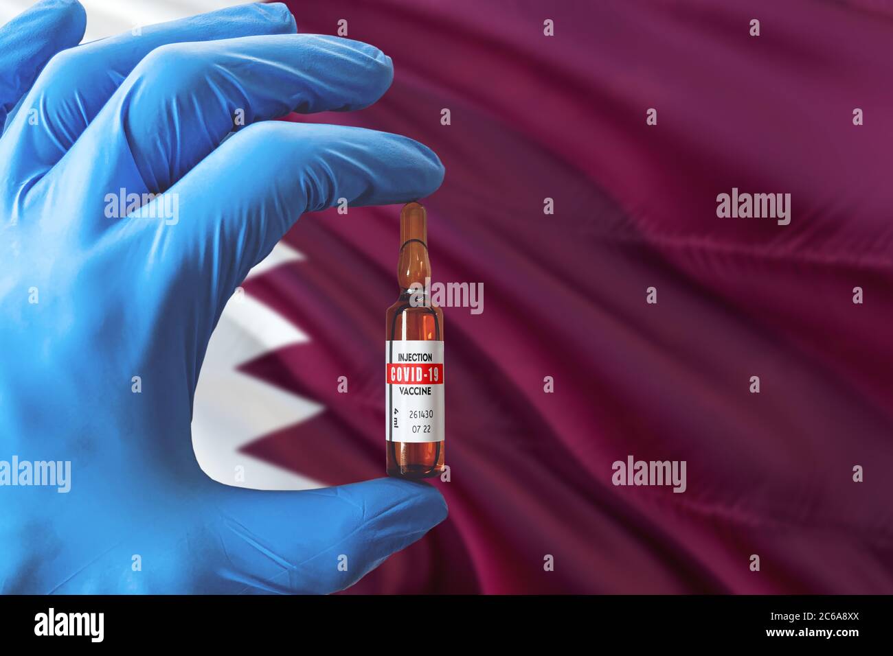 Qatar Flagge mit Coronavirus Covid-19 Konzept. Arzt mit blauen Schutzhandschuhen mit einer Impfstoffflasche. Epidemic Virus, Cov-19, Corona viru Stockfoto