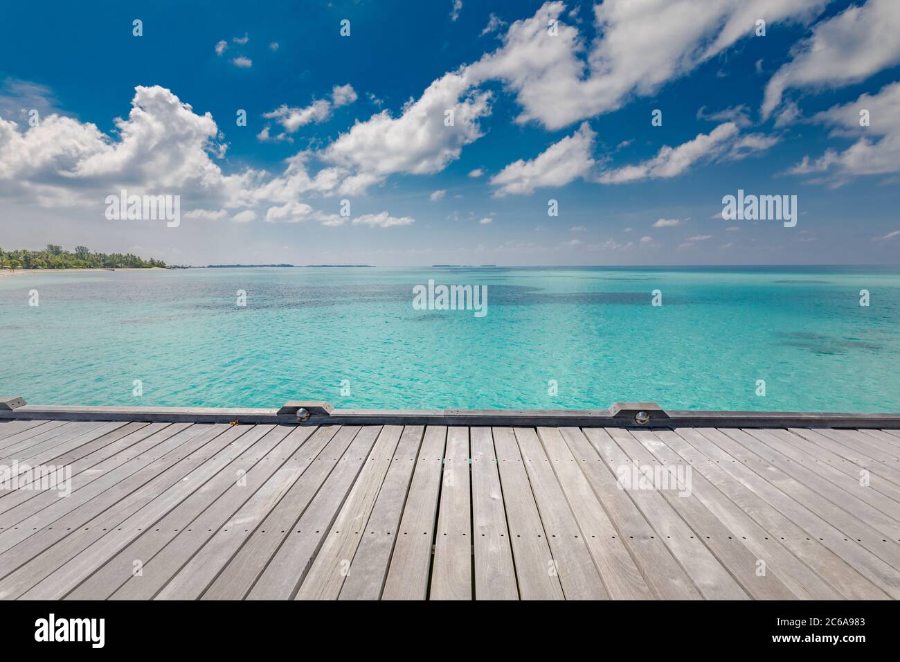 Holztischplatte auf blauem Meer und tropischem Insel Strand Hintergrund. Luxus-Sommerreise und Urlaubskonzept. Exotisches Urlaubsdesign Stockfoto