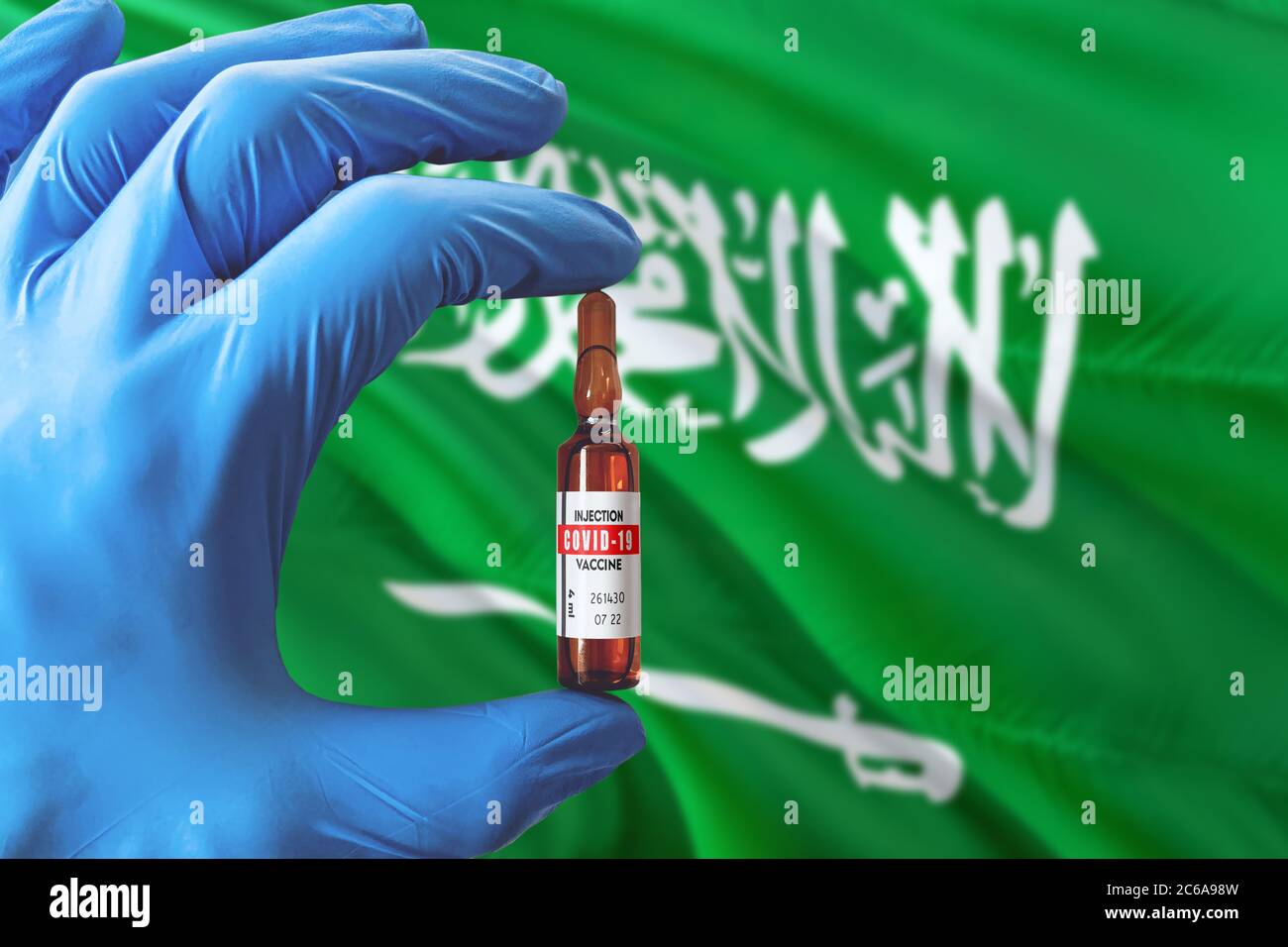 Saudi-Arabien Flagge mit Coronavirus Covid-19 Konzept. Arzt mit blauen Schutzhandschuhen mit einer Impfstoffflasche. Epidemic Virus, Cov-19, Coro Stockfoto