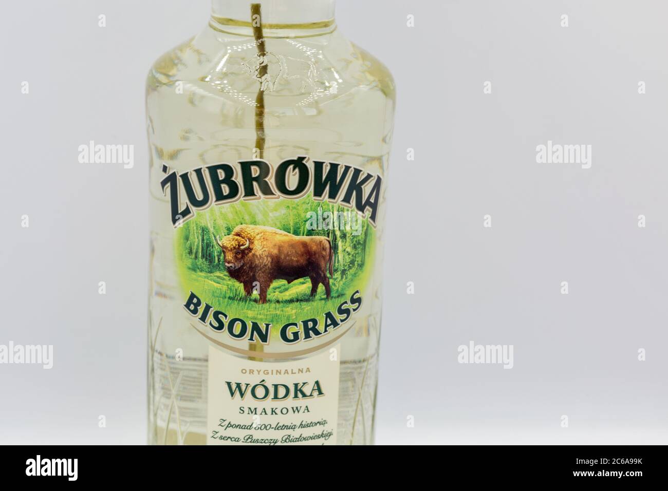 KIEW, UKRAINE - 06. JUNI 2020: Zubrowka Bison Grass Vodka Flasche Nahaufnahme vor weißem Hintergrund. Es ist ein aromatisierter polnischer Wodka Likör, der contai Stockfoto
