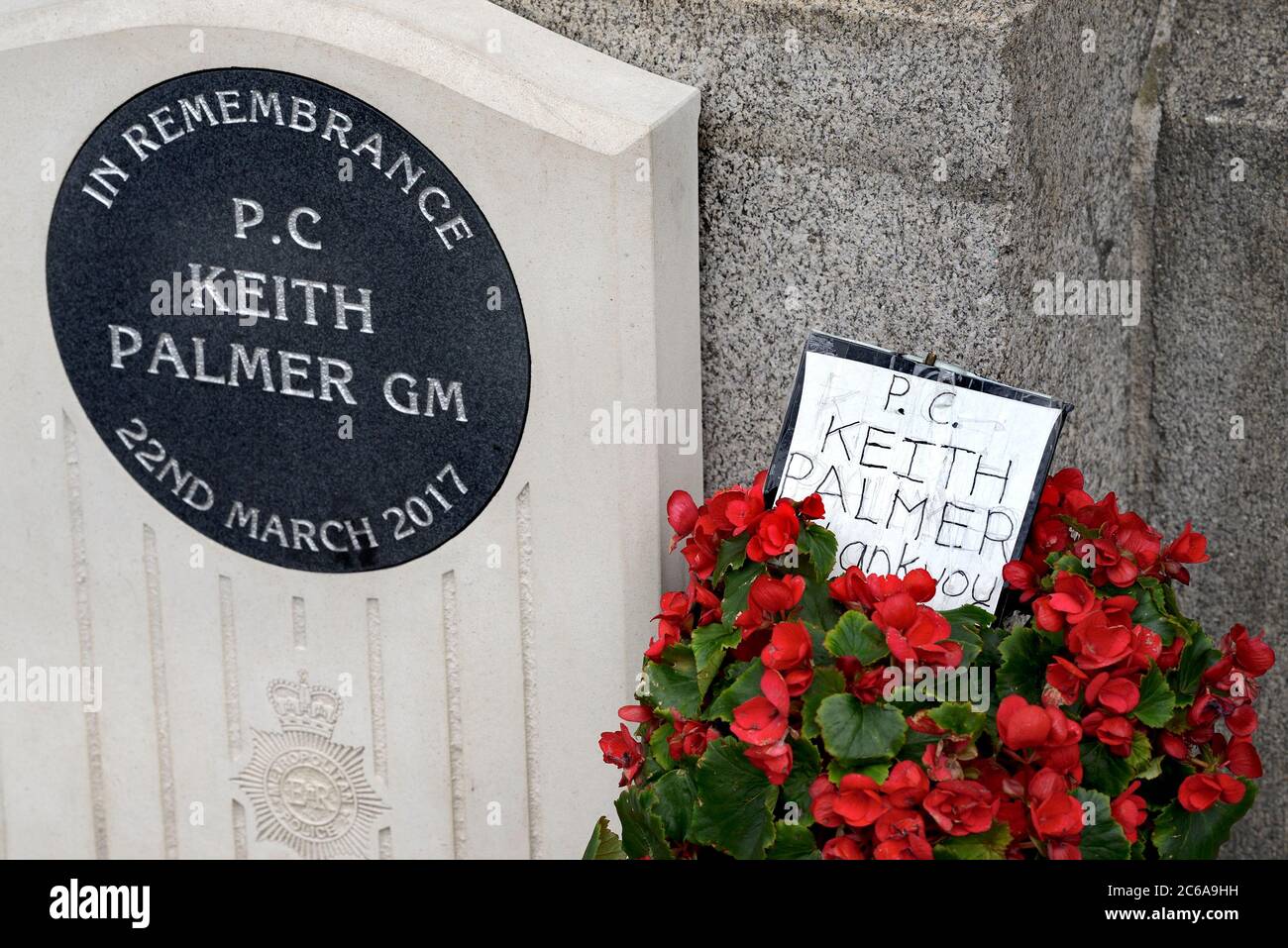 London, England, Großbritannien. Denkmal für P. C. Keith Palmer vor dem Parlamentsgebäude, mit Rosen und einer Dankesnote, Juli 2020 Stockfoto