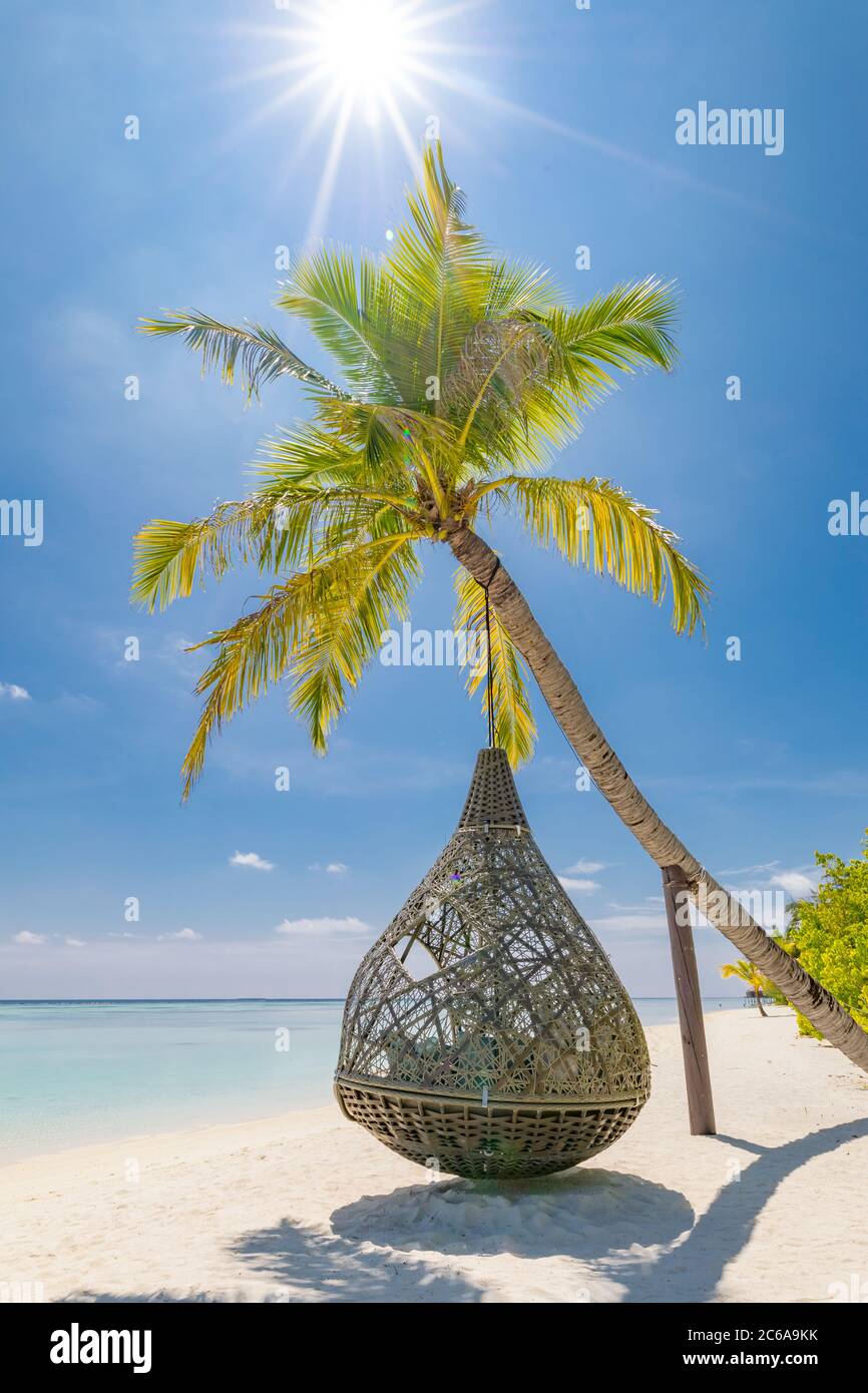 Tropischer Strand Hintergrund als Sommerlandschaft mit Strandschaukel oder Hängematte und weißem Sand und ruhiges Meer für Strand Banner. Perfekter Urlaub am Strand Stockfoto