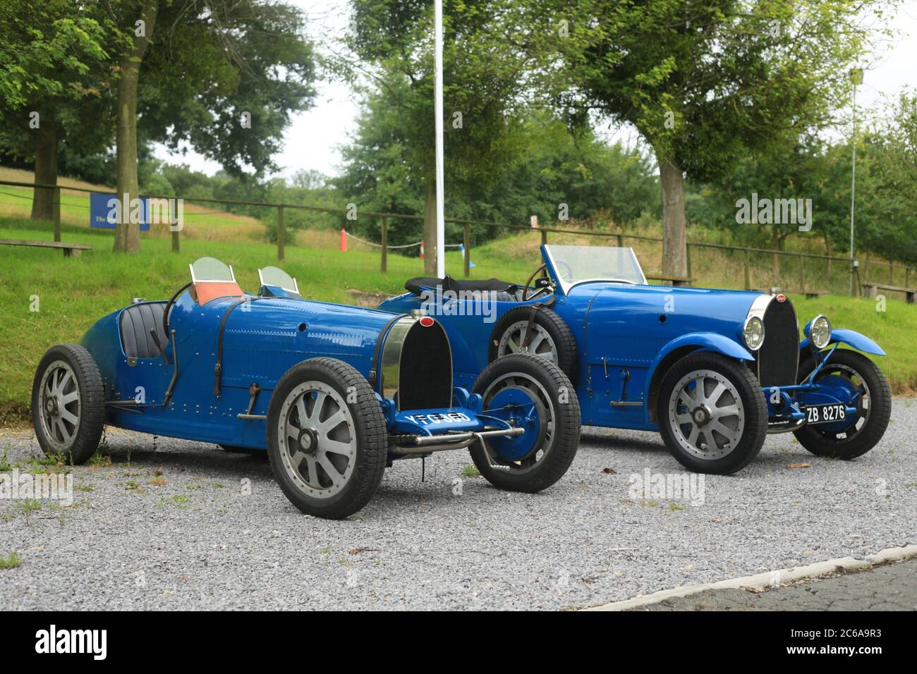 Zwei alte Bugattis, die am Prescott Hill Climb in Gloucestershire, Großbritannien, geparkt sind. Stockfoto