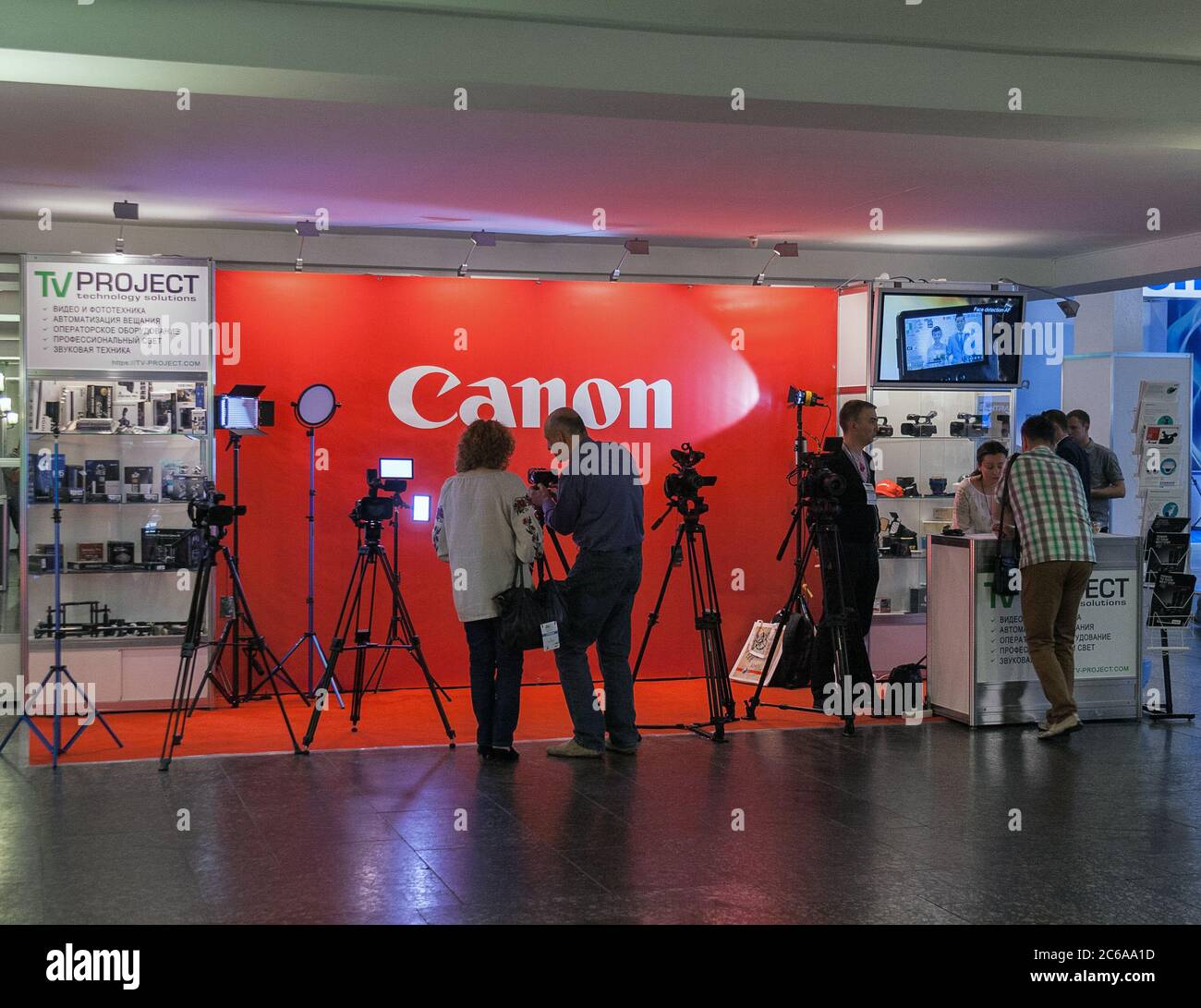 KIEW, UKRAINE - 21. MAI 2015: Die Menschen besuchen Canon TV Project professionelle Videokameras Stand auf TV und Radio Internationale Messe in ACCO EC, Haupt annua Stockfoto