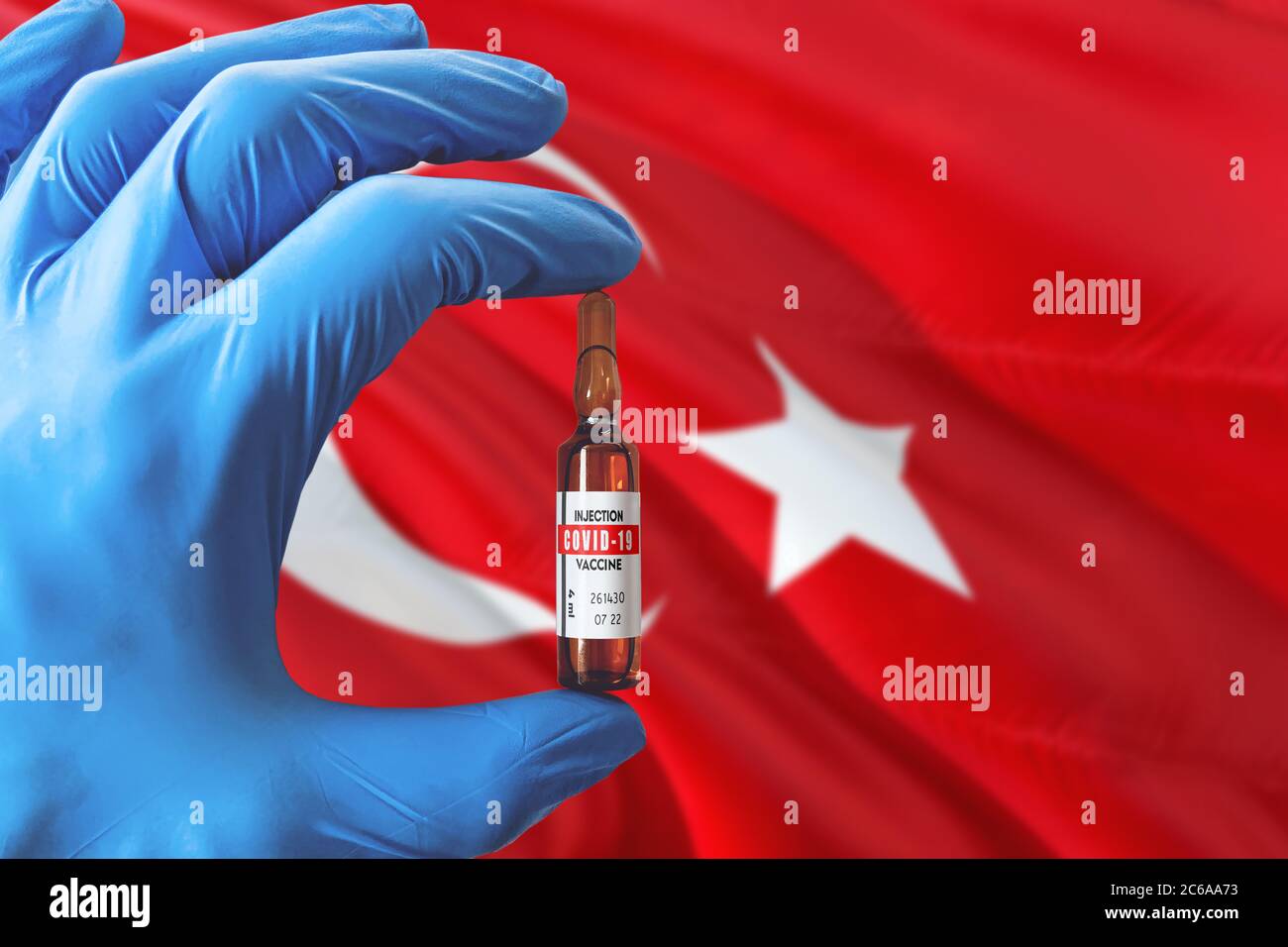 Türkei Flagge mit Coronavirus Covid-19 Konzept. Arzt mit blauen Schutzhandschuhen mit einer Impfstoffflasche. Epidemic Virus, Cov-19, Corona vir Stockfoto