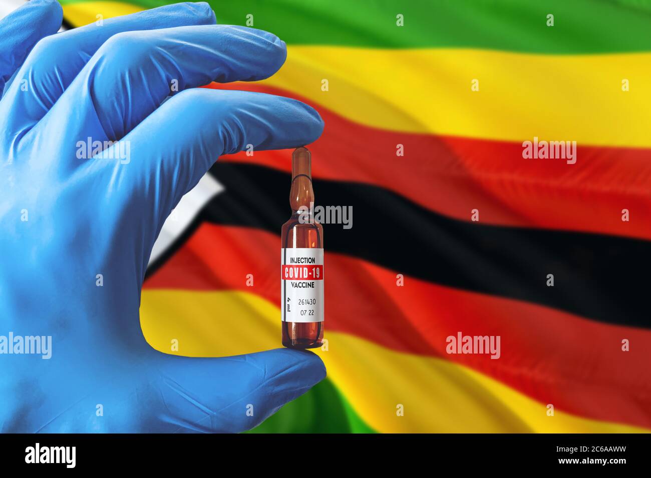 Simbabwe Flagge mit Coronavirus Covid-19 Konzept. Arzt mit blauen Schutzhandschuhen mit einer Impfstoffflasche. Epidemic Virus, Cov-19, Corona V Stockfoto