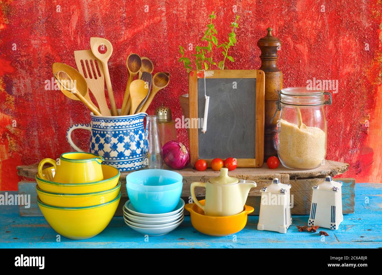 Sammlung von Vintage Geschirr, rote alte Küche Wand Hintergrund ...