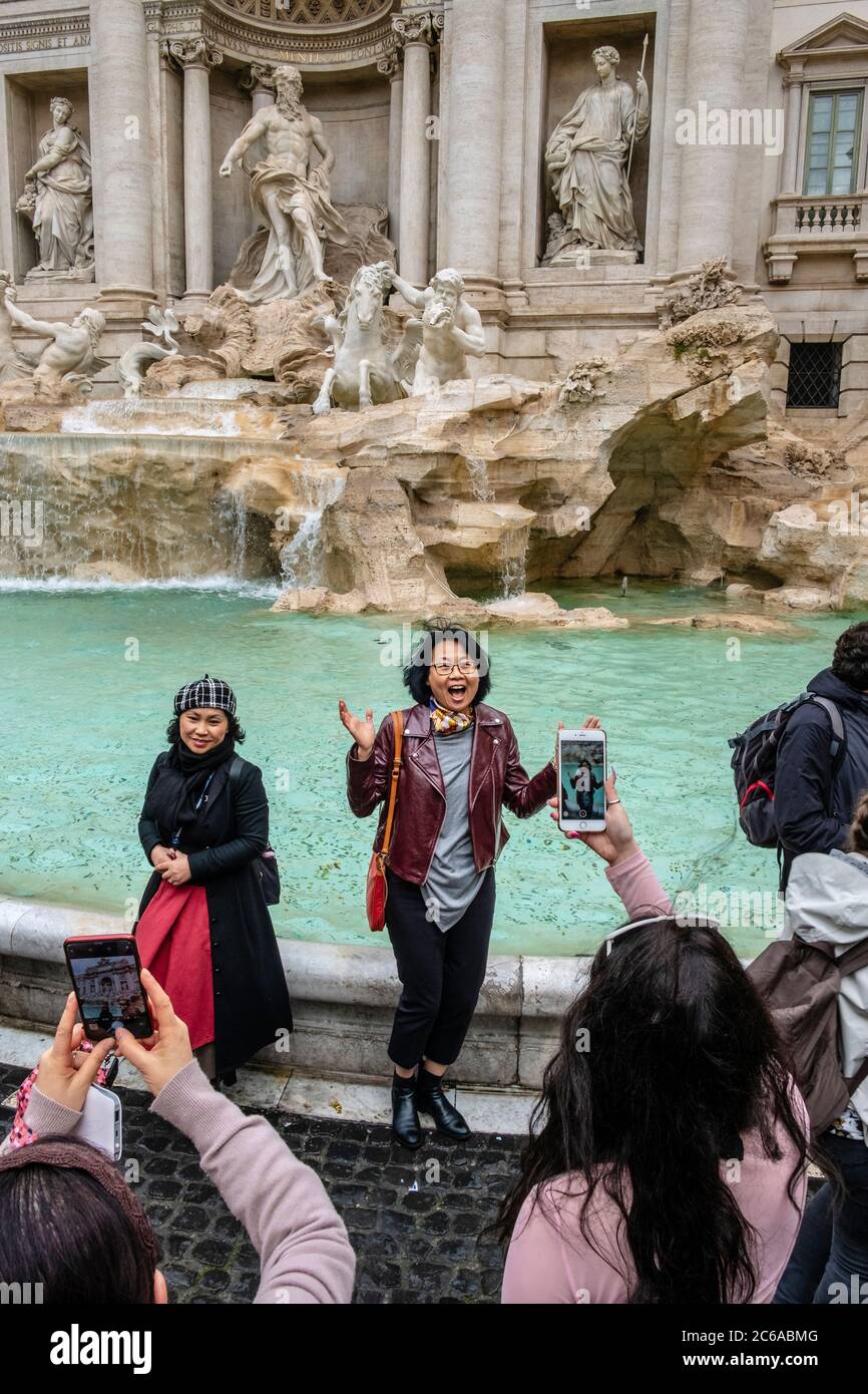 Touristen, die Fotos am Trevi-Brunnen machen, Rom, Italien Stockfoto