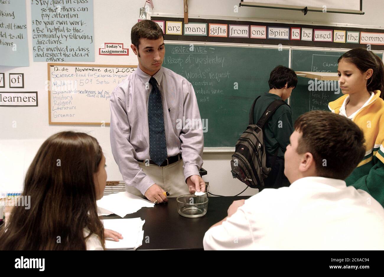 Austin Texas, USA, November 2003: Männlicher Naturwissenschaftslehrer arbeitet mit Schülern in der 8. Klasse an einer privaten katholischen Schule. ©Bob Daemmrich Stockfoto