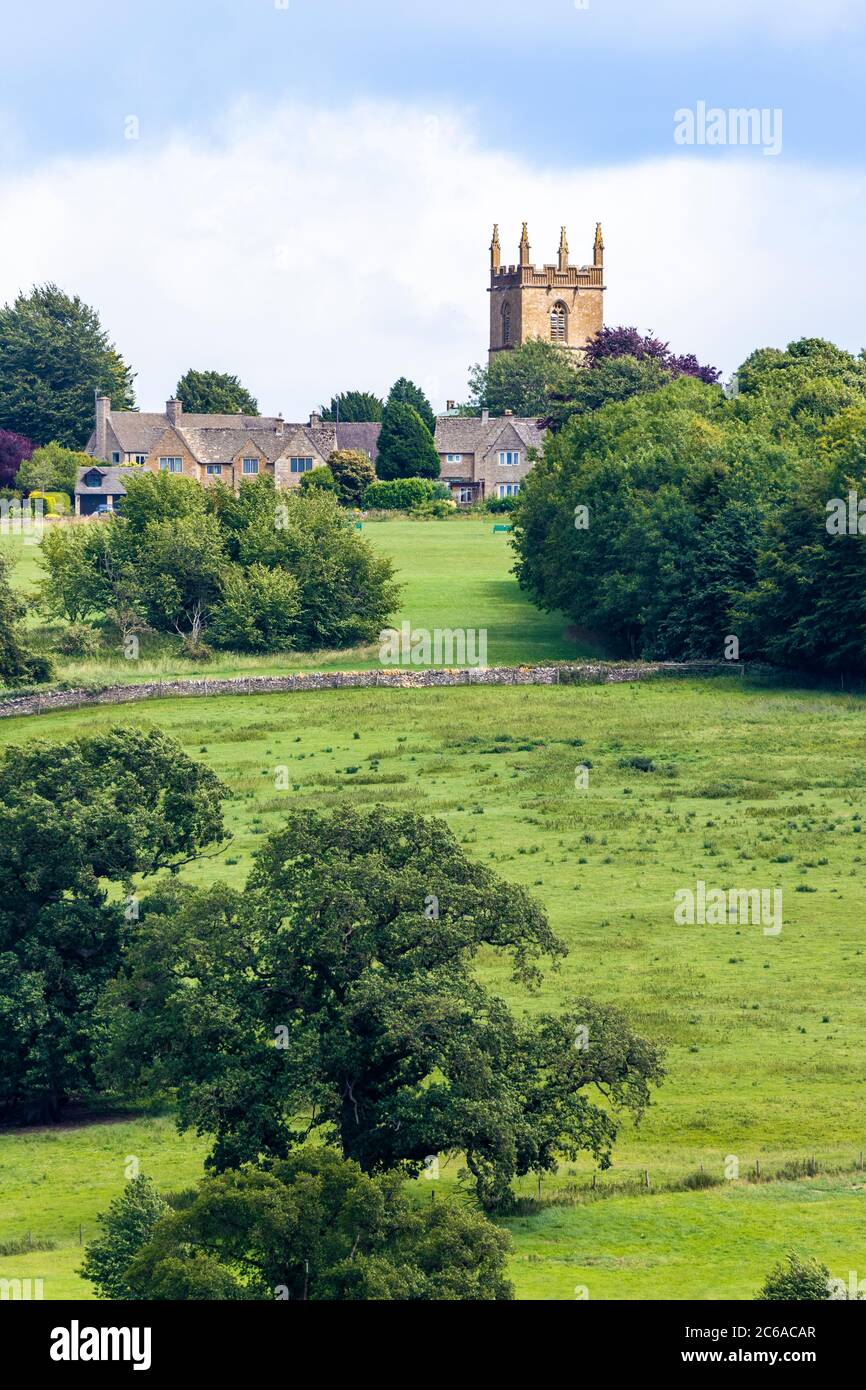 Eine lange Aufnahme der auf dem Hügel gelegenen Cotswold-Stadt Stow on the Wold, Gloucestershire, Großbritannien Stockfoto