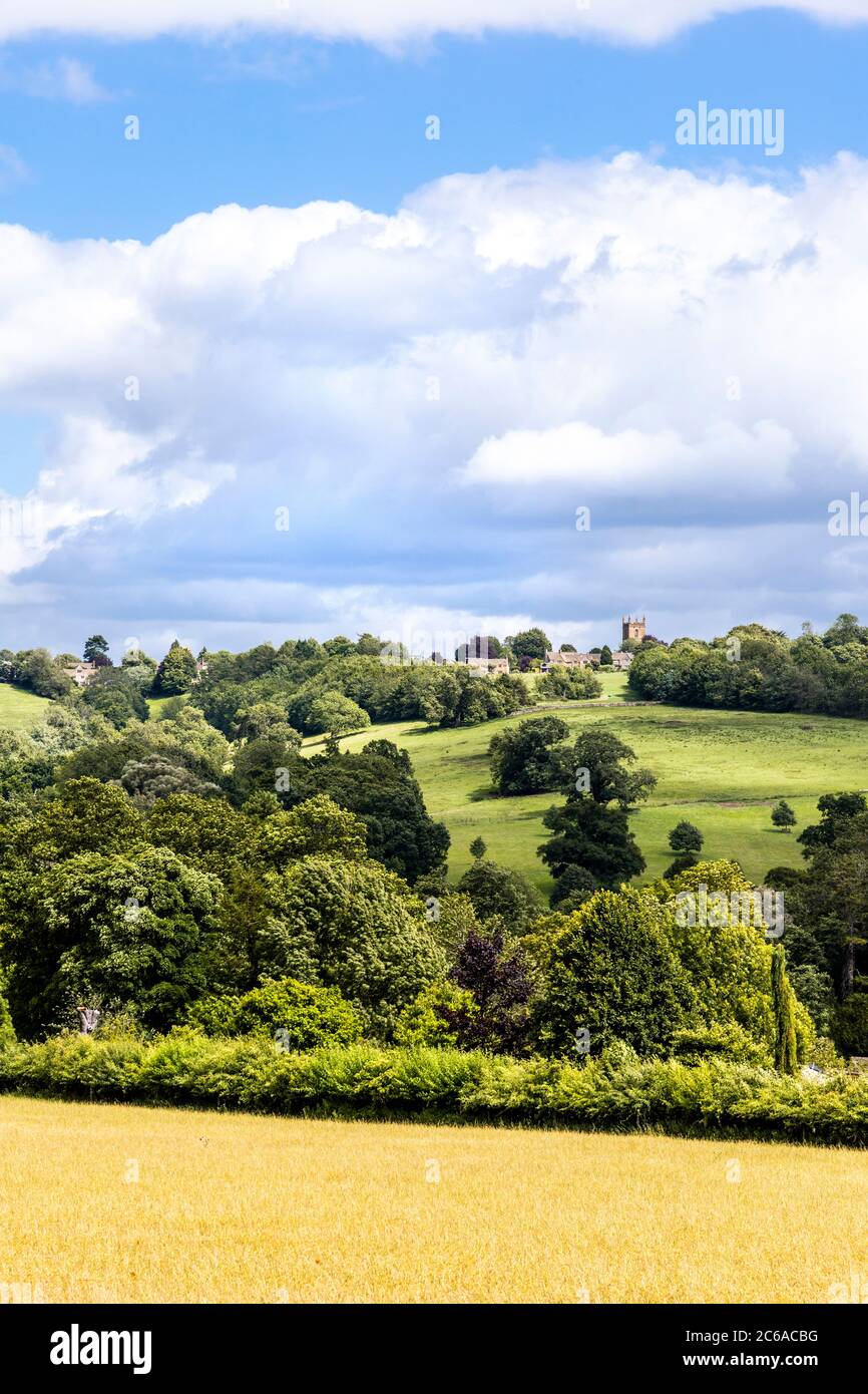 Eine lange Aufnahme der auf dem Hügel gelegenen Cotswold-Stadt Stow on the Wold, Gloucestershire, Großbritannien Stockfoto