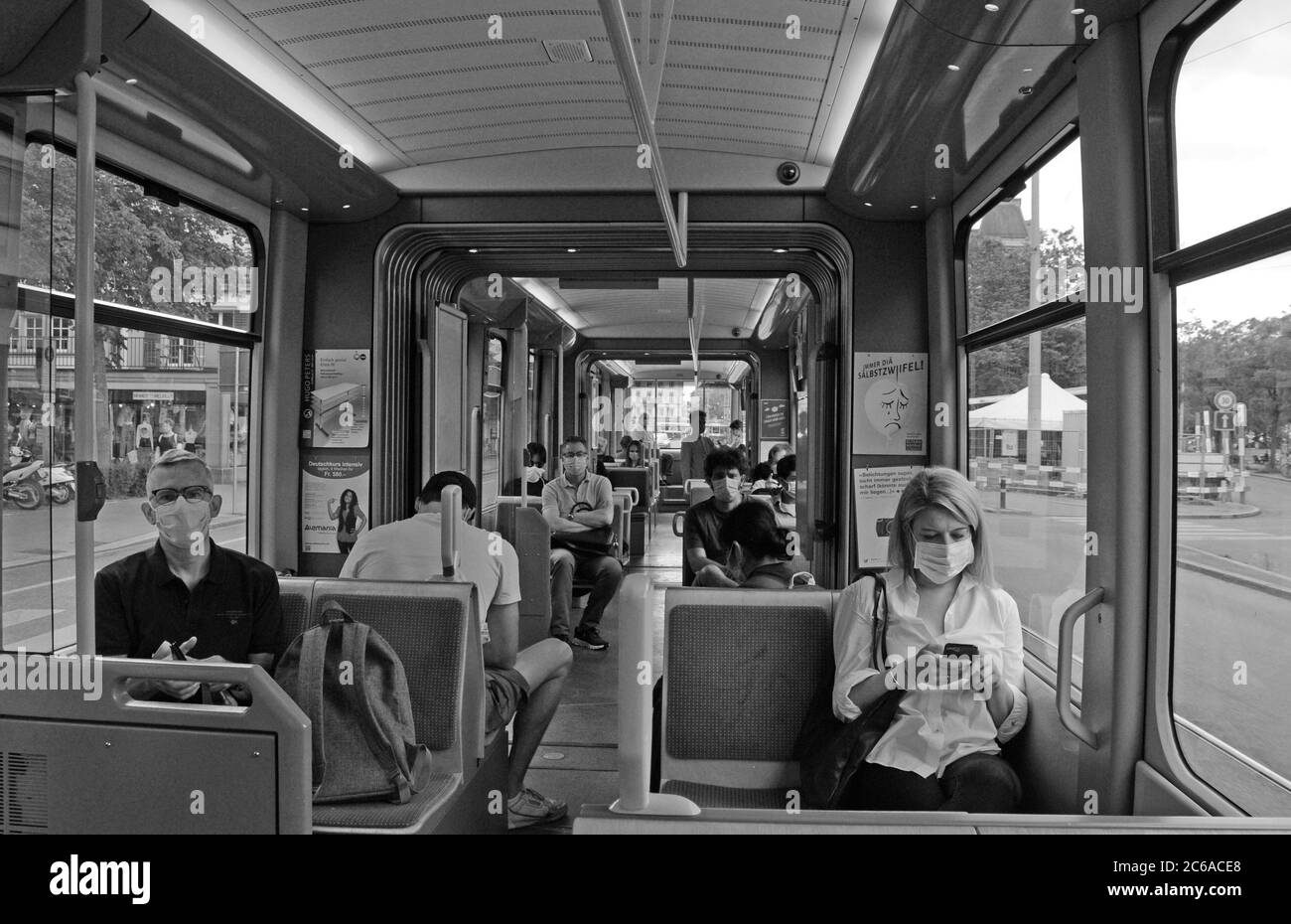 Zürich/Schweiz: Gesichtsmasken sind in der Schweiz wie hier in Zürich City jetzt auch im öffentlichen Verkehr Pflicht Stockfoto