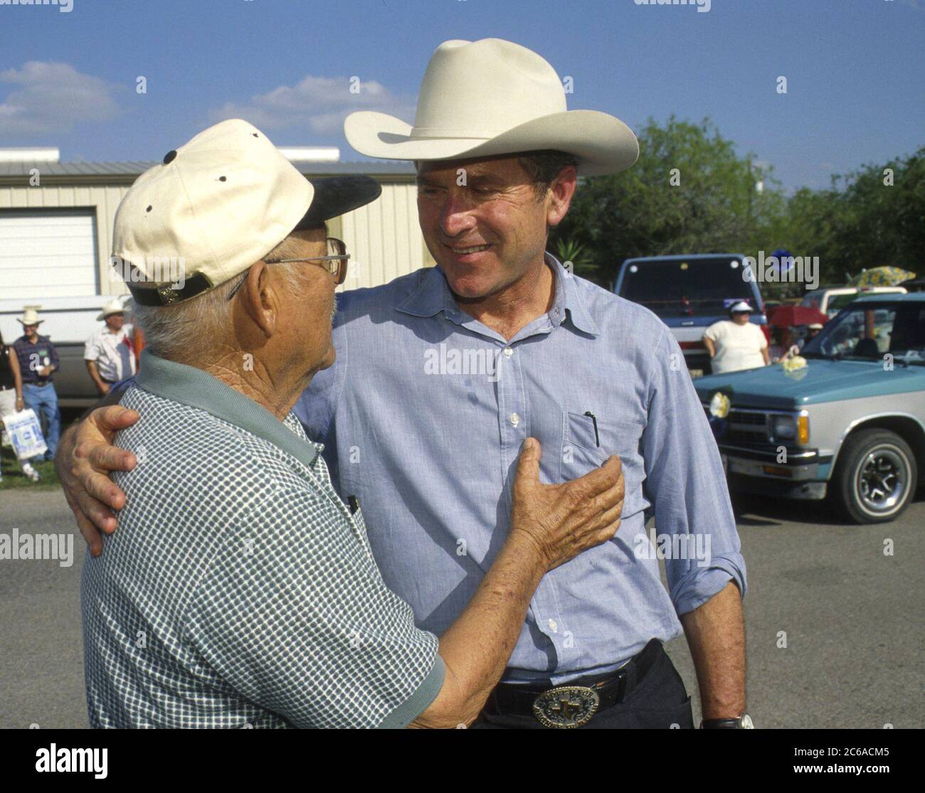 Mercedes Texas USA, Januar 1997: Texas Gov. George W. Bush spricht mit Cowboyhut bei der jährlichen Mercedes Livestock Show Parade in Südtexas mit einem Unterstützer. ©Bob Daemmrich Stockfoto