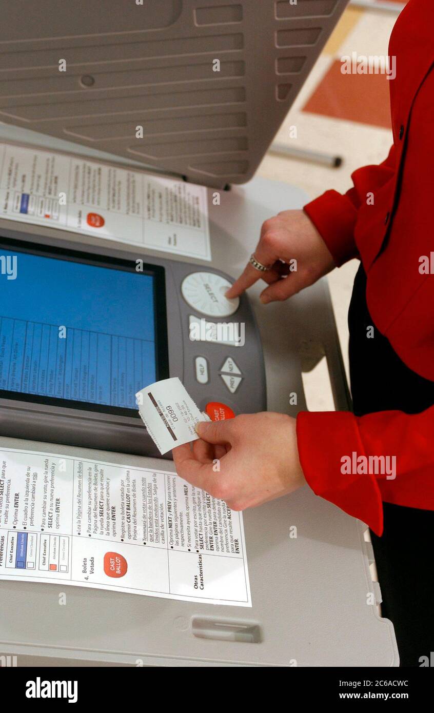 Austin, Texas, USA, 6. März 2002: Das elektronische Wahlsystem ESlate, das in Austin von Hart Intercivic Corporation entwickelt wurde, wird demonstriert und wird in den USA als Alternative zu traditionellen papierbasierten und Lochkarten-Abstimmungen eingeführt. Das Unternehmen gibt an, dass sein System Genauigkeit und Zuverlässigkeit für die heutigen Wahlsysteme bietet. ©Bob Daemmrich Stockfoto