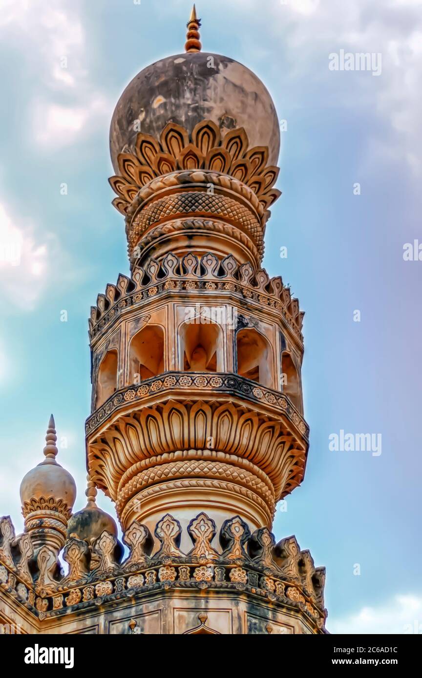 Die Minarette der Großen Moschee im Grabkomplex Qutb Shahi/Qutub Shahi in Ibrahim Bagh, Hyderabad, Telangana, Indien. Stockfoto Die Minarette der Großen Moschee im Grabkomplex Qutb Shahi/Qutub Shahi in Ibrahim Bagh, Hyderabad, Telangana, Indien. Stockfoto