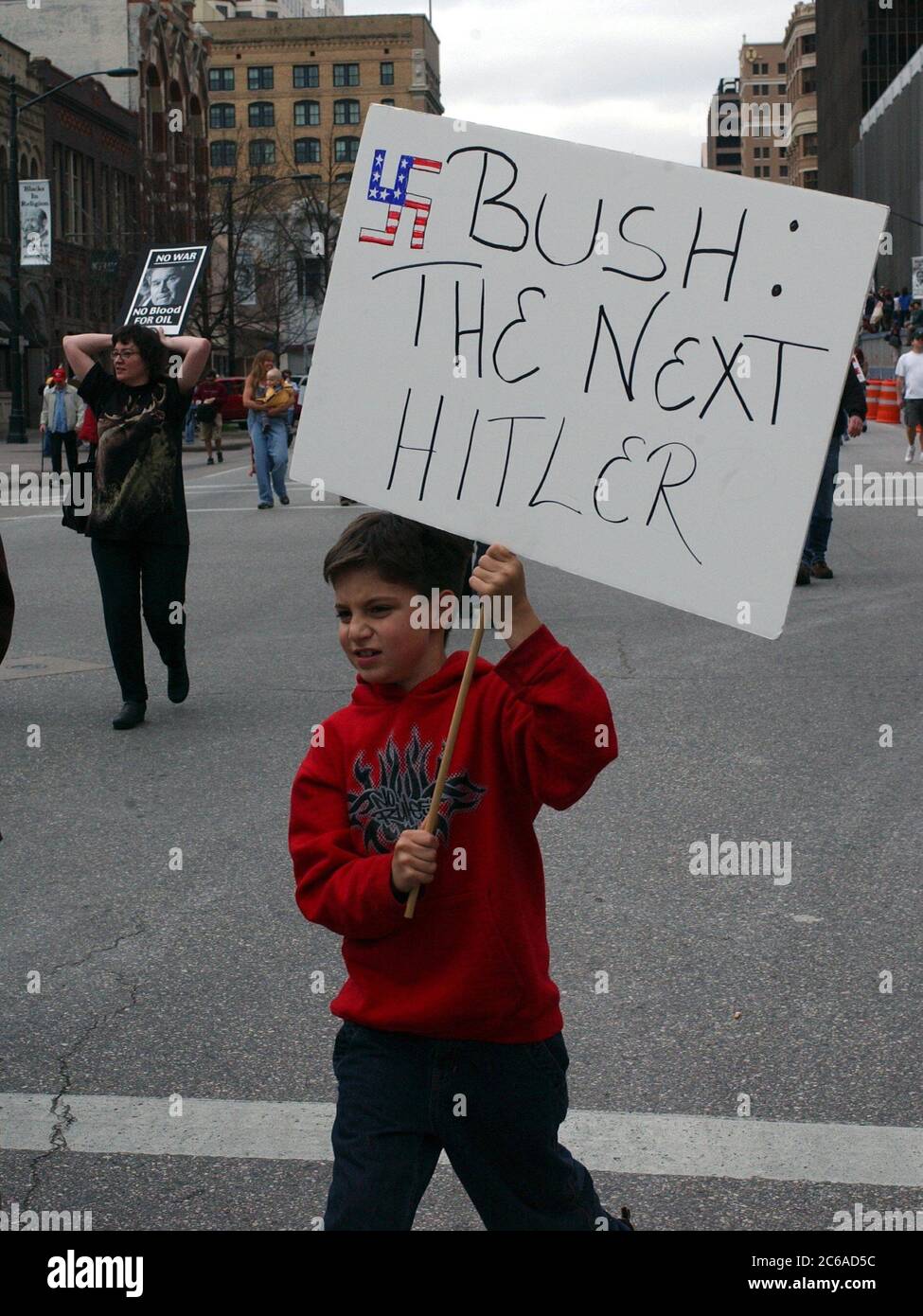 Austin, Texas, USA, 15. Februar 2003: Anti-Kriegsmärscher versammeln sich in der texanischen Hauptstadt, als sich weltweit Millionen versammeln, um gegen den bevorstehenden Krieg der Vereinigten Staaten mit dem Irak zu protestieren. Es war eine der größten politischen Demonstrationen in der Geschichte von Texas. Demonstranten aller Altersstufen trugen Kostüme. Er trug hausgemachte Protestschilder und schlug Trommeln, die an die US-Anti-Kriegs-Kundgebungen der 1960er Jahre erinnern. ©Bob Daemmrich Stockfoto