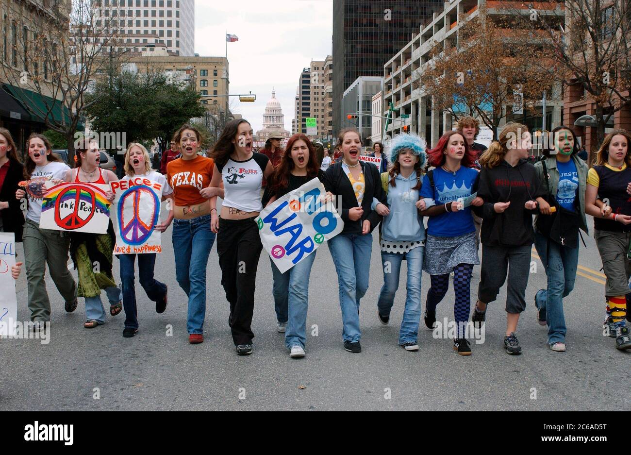 Austin, Texas, USA, 15. Februar 2003: Anti-Kriegsmärscher versammeln sich in der texanischen Hauptstadt, als sich weltweit Millionen versammeln, um gegen den bevorstehenden Krieg der Vereinigten Staaten mit dem Irak zu protestieren. Es war eine der größten politischen Demonstrationen in der Geschichte von Texas. Demonstranten aller Altersstufen trugen Kostüme. Er trug hausgemachte Protestschilder und schlug Trommeln, die an die US-Anti-Kriegs-Kundgebungen der 1960er Jahre erinnern. ©Bob Daemmrich Stockfoto