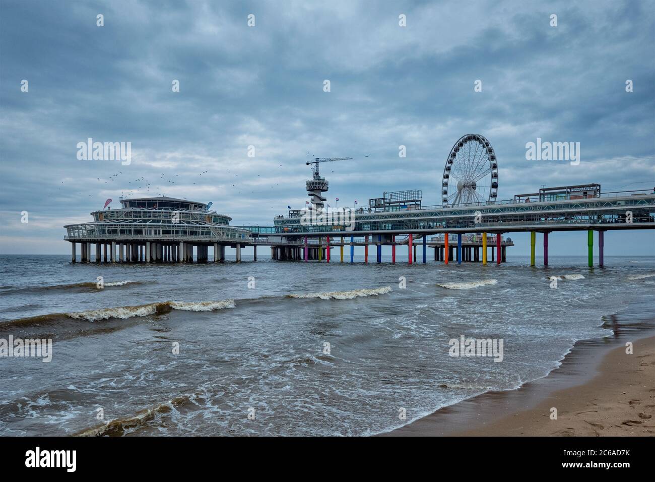 Der Strand am Scheveningen Pier Strandweg in Den Haag mit Riesenrad. Den Haag, Niederlande Stockfoto