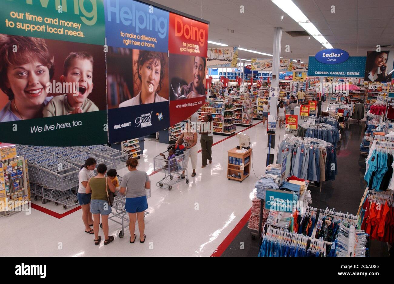 Austin, Texas, USA, 11. Juli 2003: Das Innere des Wal-Mart-Stores zeigt Banner, auf denen die Spenden des Unternehmens an gemeinnützige Organisationen vor Ort beworben werden. ©Bob Daemmrich Stockfoto