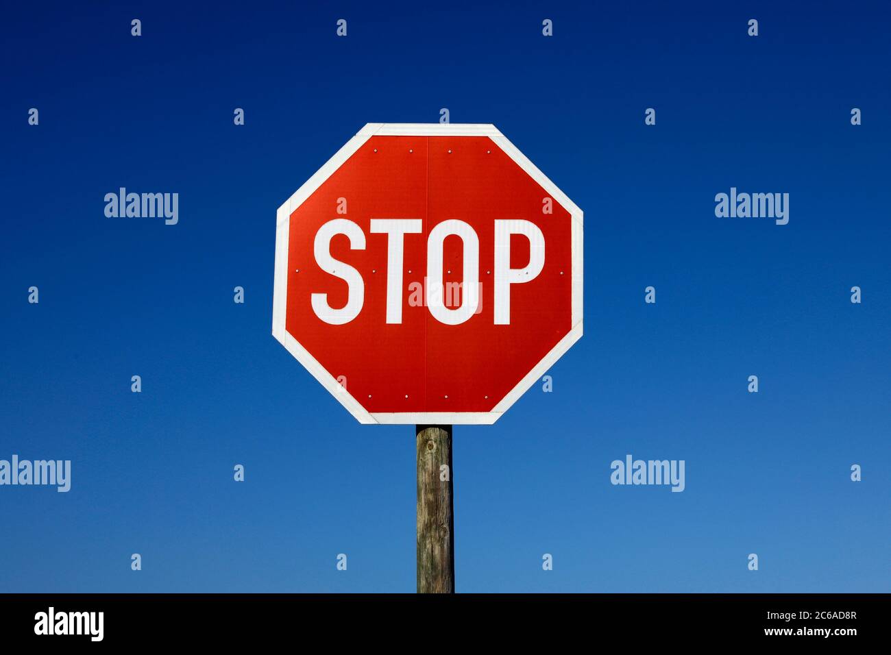Stop-Schild gegen blauen Himmel. Stockfoto