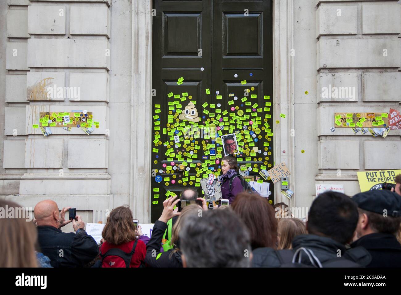 LONDON, Großbritannien - März, 2019: Das Kabinett des Vereinigten Königreichs ist mit Anti-Brexit-Aufklebern bedeckt Stockfoto