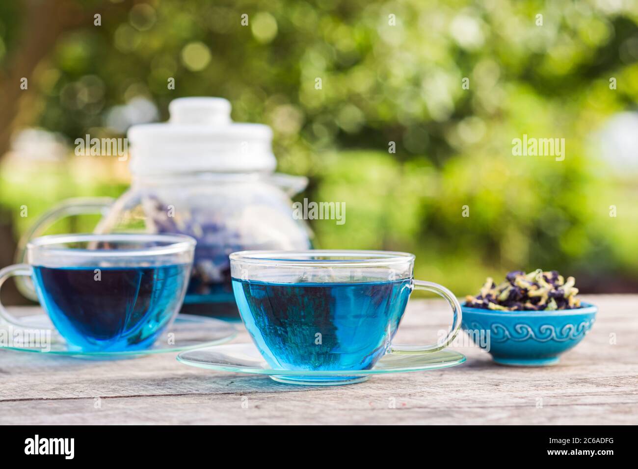 Teezeremonie mit blauem Thai-Tee im Freien Stockfoto