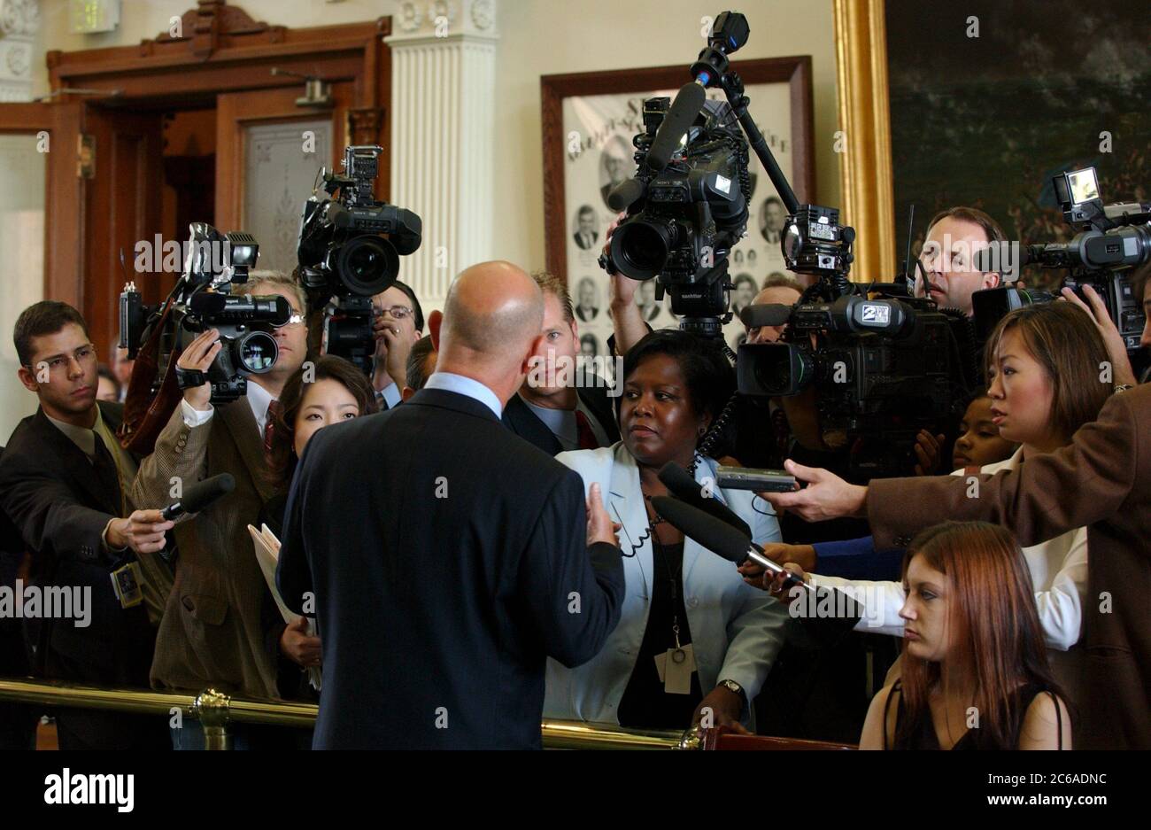 Austin, Texas, USA, September 16 2003: Texas Sen. John Whitmire von Houston spricht mit der Presse, während sich Senatoren von Texas im State Capitol mit freundlichen Grüßen, Handschlägen und Wohlwollen zu einer dritten Sondersitzung treffen, nachdem die Demokraten von einem selbst auferlegten sechswöchigen Exil in New Mexico zurückkehrten, um Anfang dieses Sommers ein Umverteilungsgesetz zu blockieren. Beide Seiten versprachen Zusammenarbeit für die nächsten 30 Tage. ©Bob Daemmrich Stockfoto