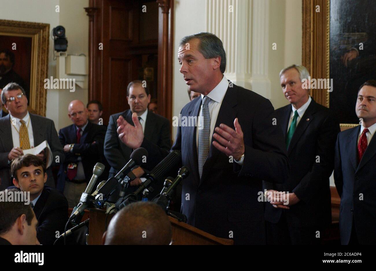 Austin, Texas, USA, 26. August 2003: Die zweite „Special Session“ der Texas Legislature 78. endet im State Capitol mit einer Sackgasse wegen noch laufender Umverteilungen. Republikanischer Oberleutnant Der Regierung. David Dewhurst und die Senatoren sprechen mit der Presse, um ihre demokratischen Kollegen, die ihre Opposition gegen den Plan zur Umverteilung der Partisanen demonstrierten, nach Austin zurückzuholen. ©Bob Daemmrich Stockfoto