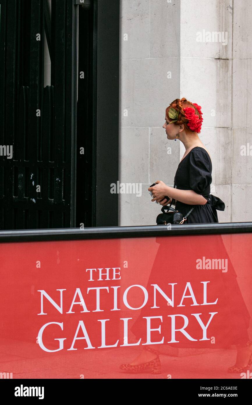 NATIONAL GALLERY LONDON, GROSSBRITANNIEN. Juli 2020. Besucher stehen vor der National Gallery am Trafalgar Square London, die offiziell ihre Türen für die Öffentlichkeit wieder geöffnet hat, nachdem sie wegen 196 der COVID-19-Coronavirus-Pandemie für 3 Monate und 111 Tage geschlossen war. Besucher können die Nationalgalerie nur mit zeitlich festgelegten Buchungen und sozialen Distanzierungssystemen und anderen Vorsichtsmaßnahmen betreten. Kredit: amer ghazzal/Alamy Live Nachrichten Stockfoto