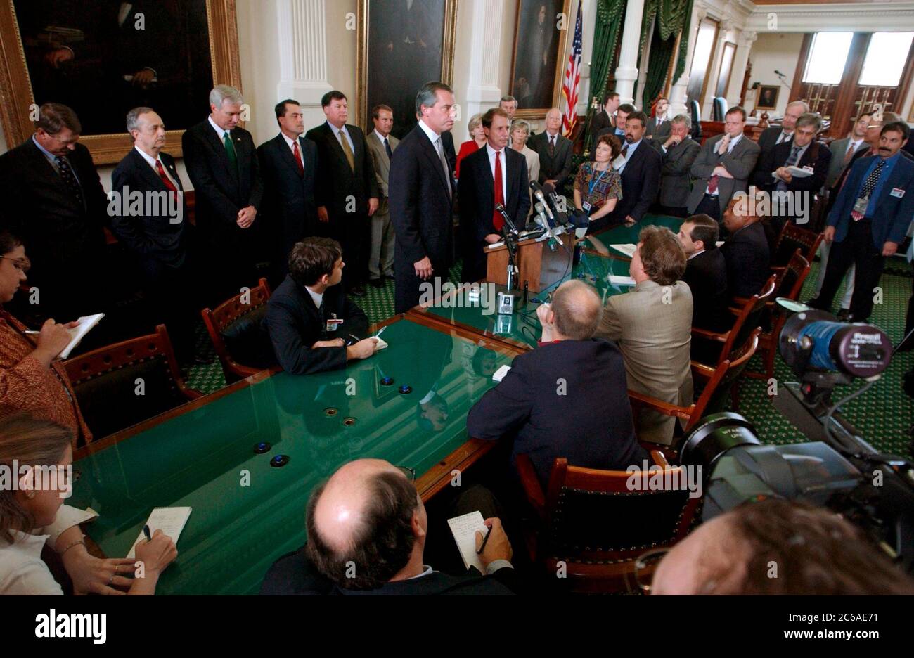 Austin, Texas, USA, 26. August 2003: Die zweite „Special Session“ der Texas Legislature 78. endet im State Capitol mit einer Sackgasse wegen noch laufender Umverteilungen. Die republikanischen Senatoren sprechen mit der Presse, um ihre demokratischen Kollegen, die ihre Opposition gegen den Plan zur Umverteilung der Partisanen demonstrierten, nach Austin zurückzuholen. Leutnant Gov. David Dewhurst (blaue Krawatte) steht in der Mitte. ©Bob Daemmrich Stockfoto