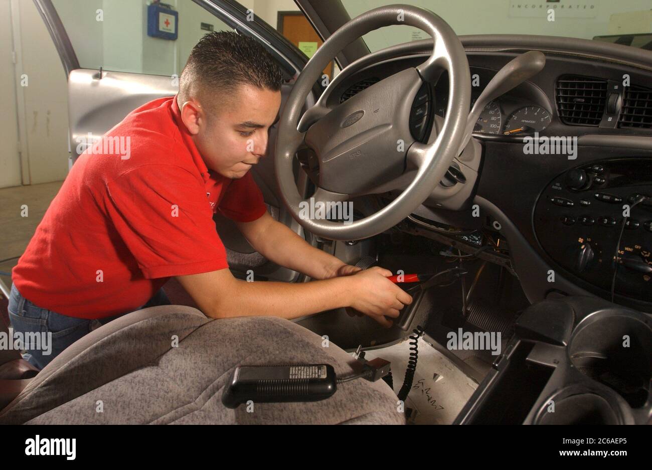 Austin, Texas 4. September 2003:Techniker installiert Zündsperre am Fahrzeug, um gerichtlich angeordnete Überwachung von Personen zu erleichtern, die wegen des Fahrens bei Intoxikation (DWI) und/oder freiwilliger Überwachung von Familienangehörigen verurteilt wurden. Modellversion SP61 ©Bob Daemmrich Stockfoto